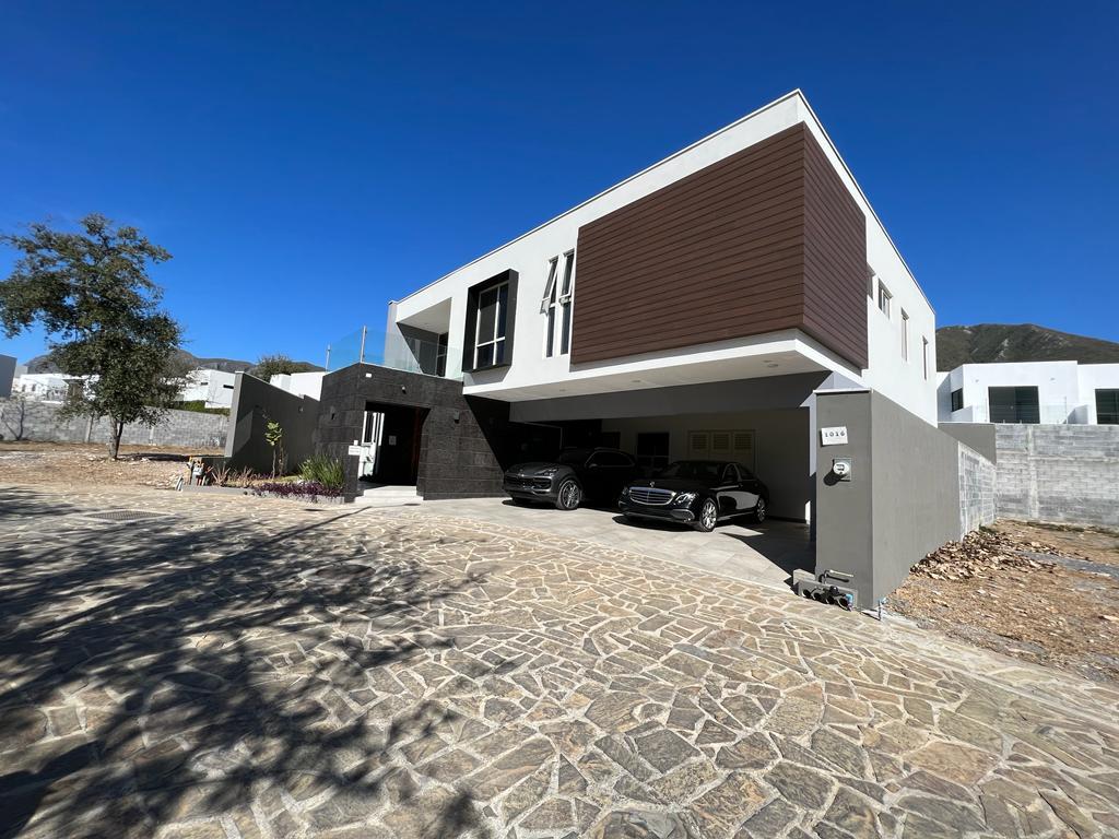 Hermosa Residencia en Venta - El Uro