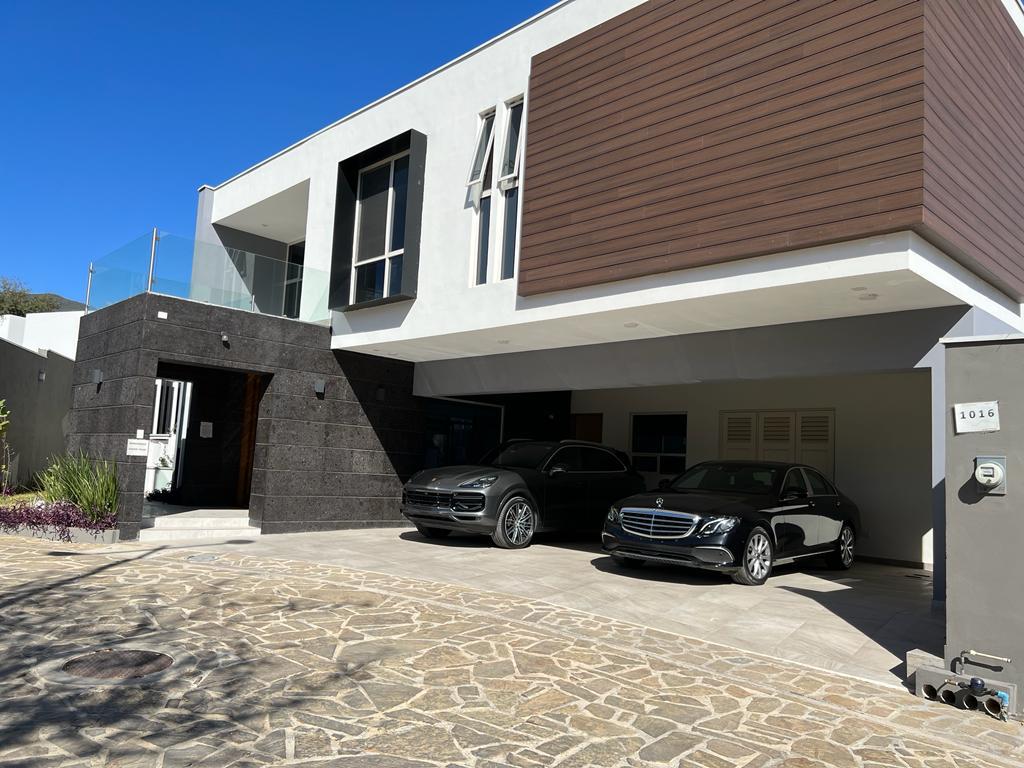 Hermosa Residencia en Venta - El Uro
