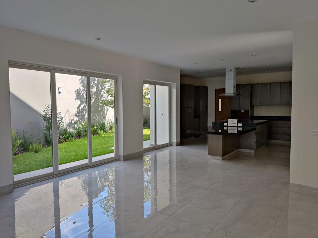 Hermosa Residencia en Venta - El Uro