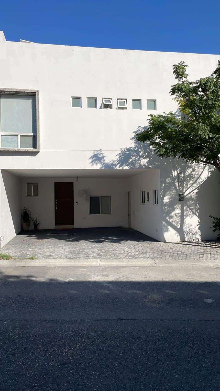 Gran Oportunidad Casa 3 Niveles, Sta. Catarina N.L.