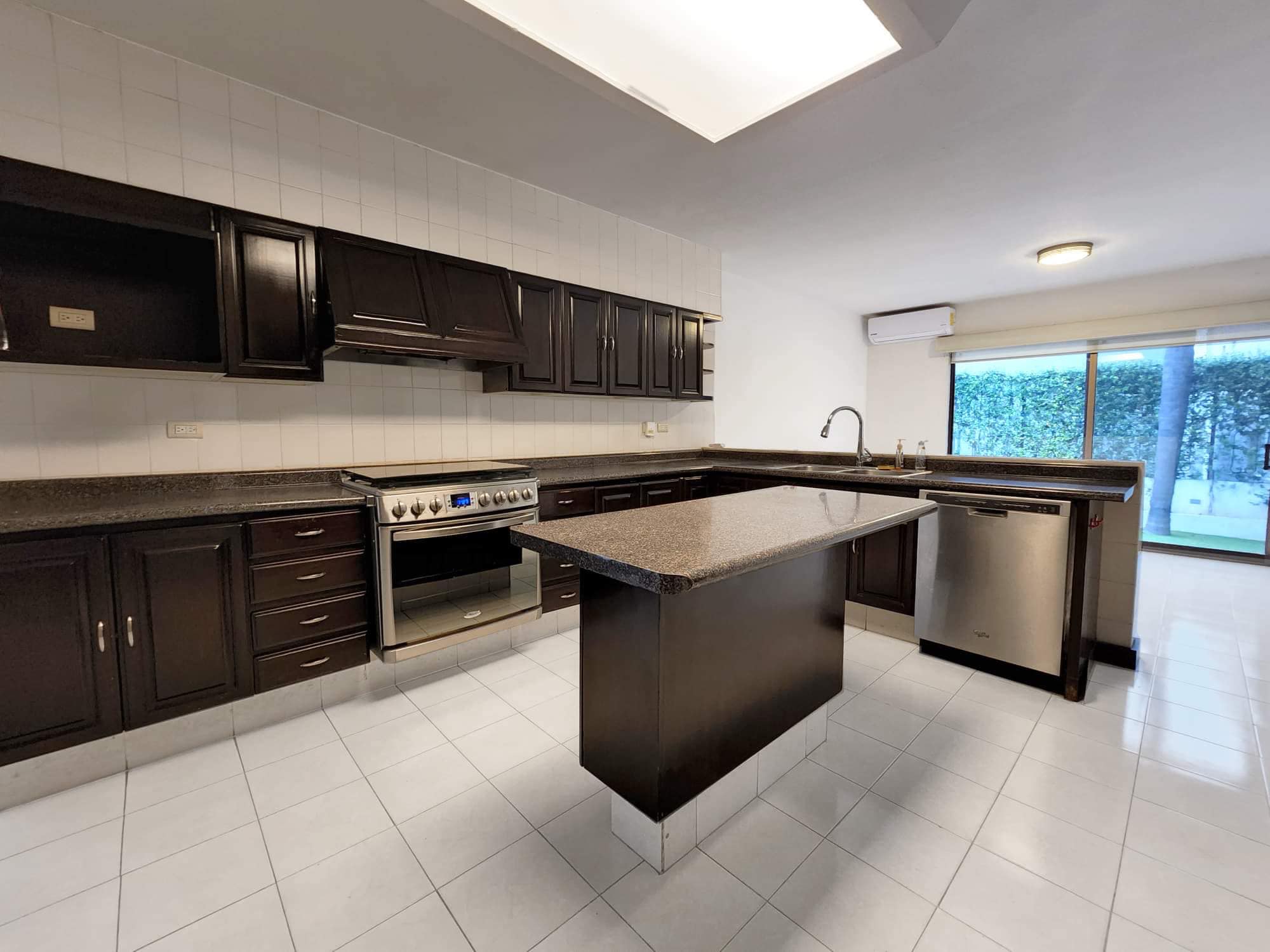 Residencia en Col. Colorines, Frente a Parque en Calle Privada