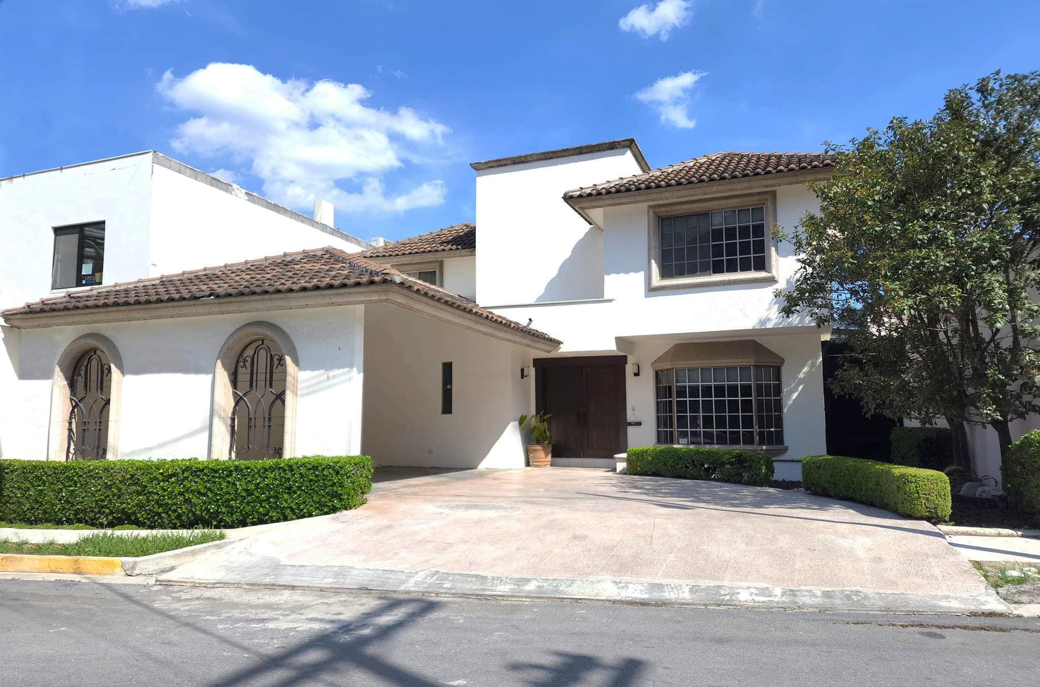 Residencia en Col. Colorines, Frente a Parque en Calle Privada