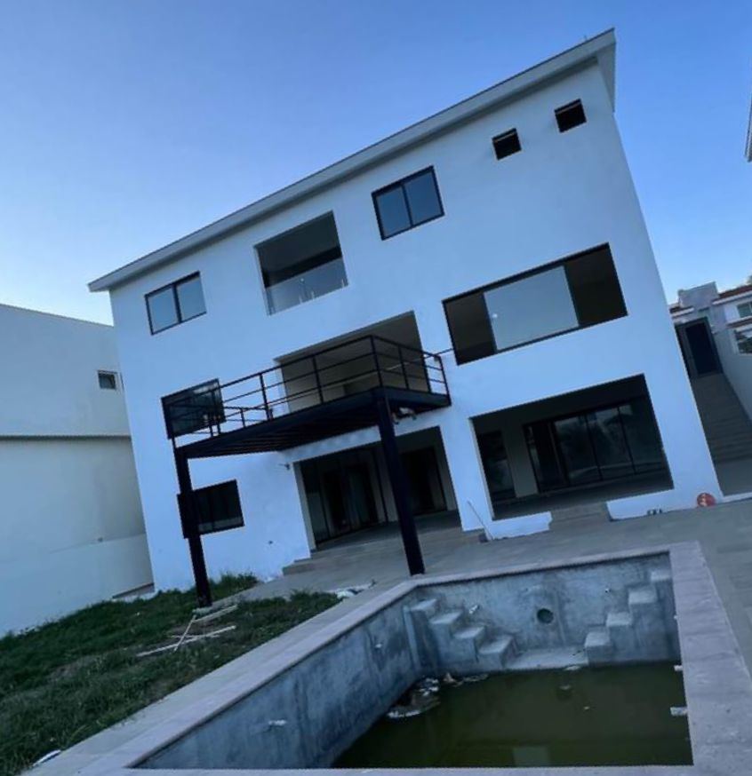 Amplia Residencia en Rincón de la Sierra 