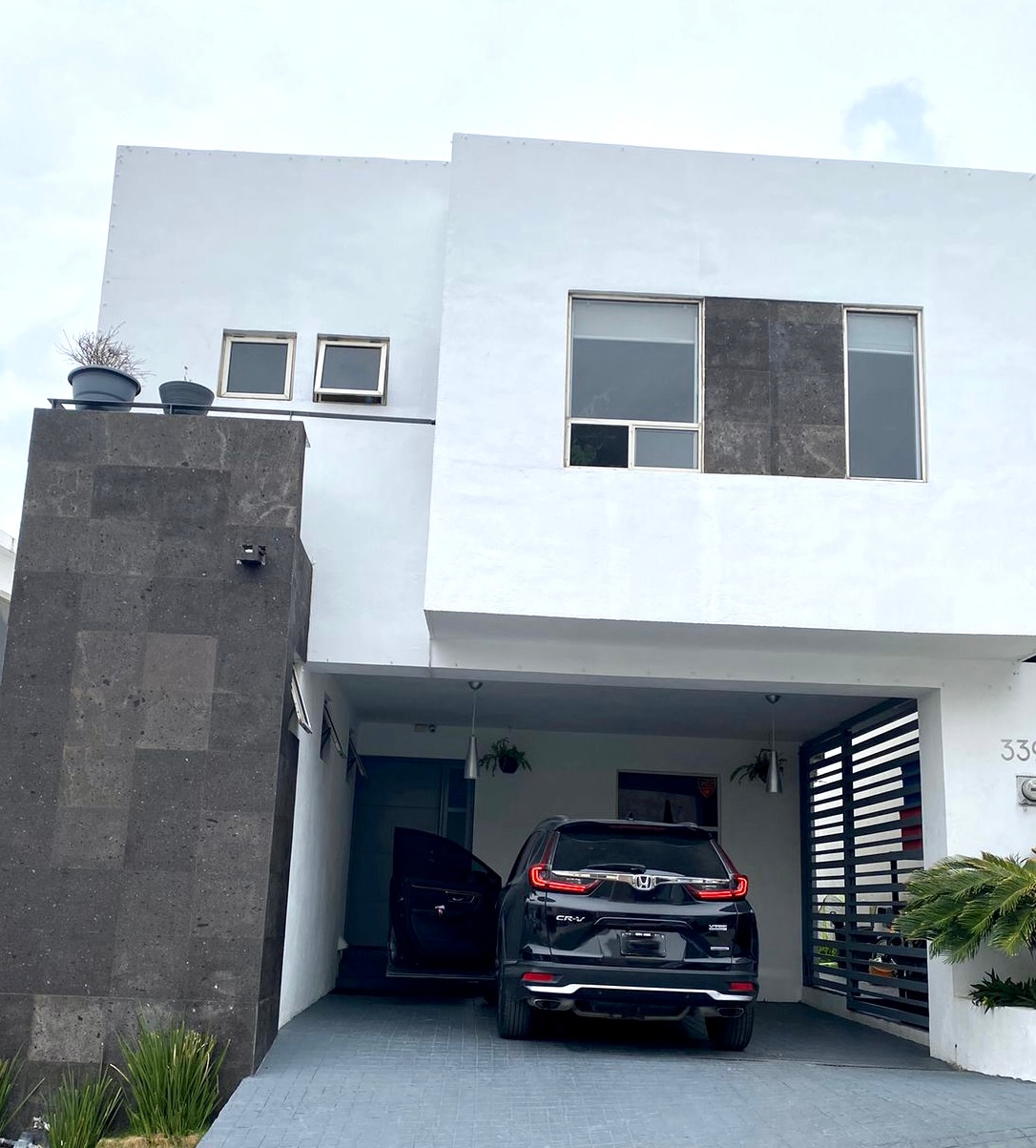 Casa 2 Plantas Totalmente Equipada, Lomas del Vergel, con Terreno Excedente