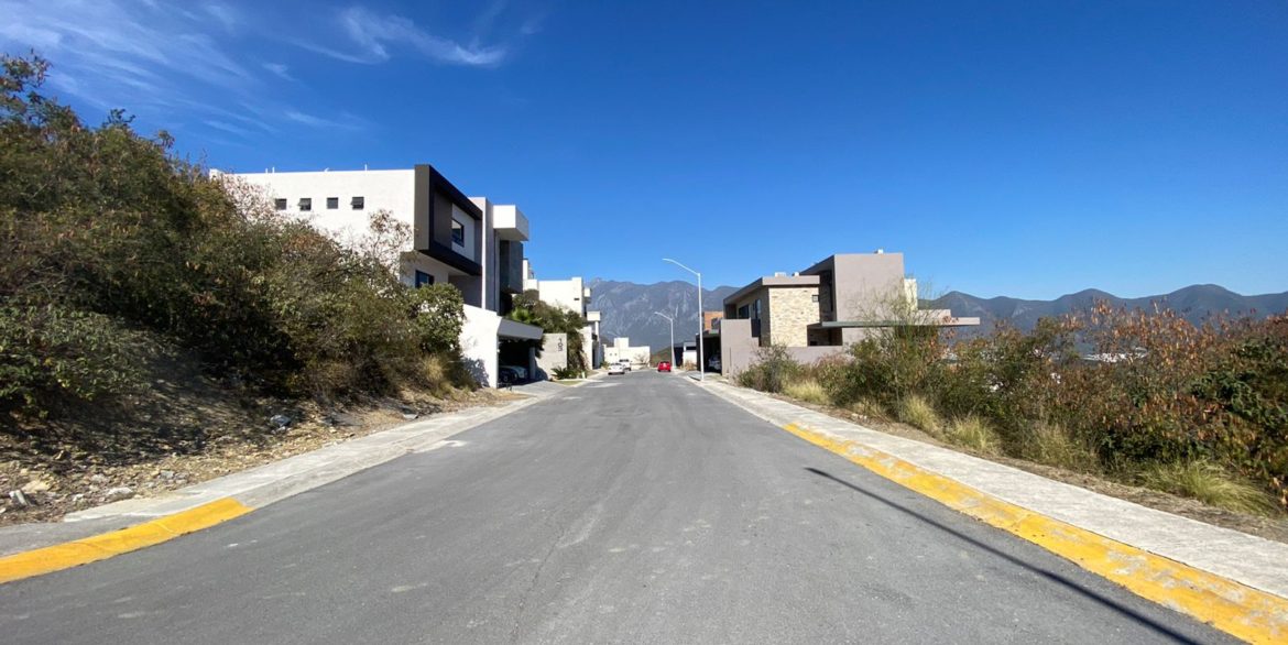 Terreno en Venta Sierra Alta 9o Sector