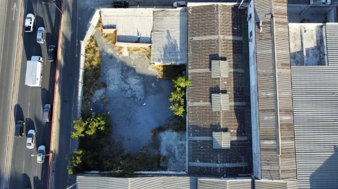 Fotografía de Terreno y Bodega uso Comercial con frente a Av. Morones Prieto
