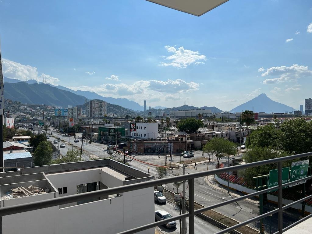 Fotografía de Local Comercial en Plaza Comercial en Av. Alfonso Reyes a 5 Min del ITESM Campus Mty